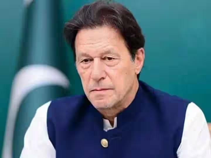 Pakistan में चुनाव से पहले Imran Khan की पार्टी को तोड़ने की कोशिश, एक नेता के खिलाफ भ्रष्टाचार तो दूसरे पर राष्ट्रद्रोह का मामला दर्ज